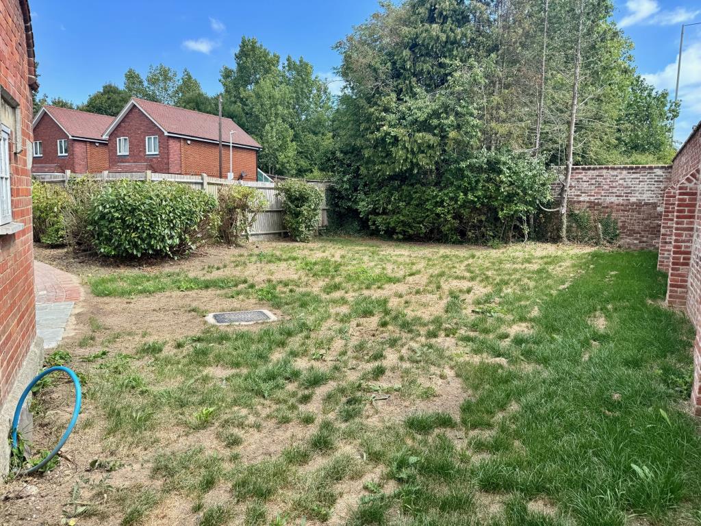 Lot: 181 - PERIOD THREE-BEDROOM LODGE HOUSE FOR IMPROVEMENT - garden